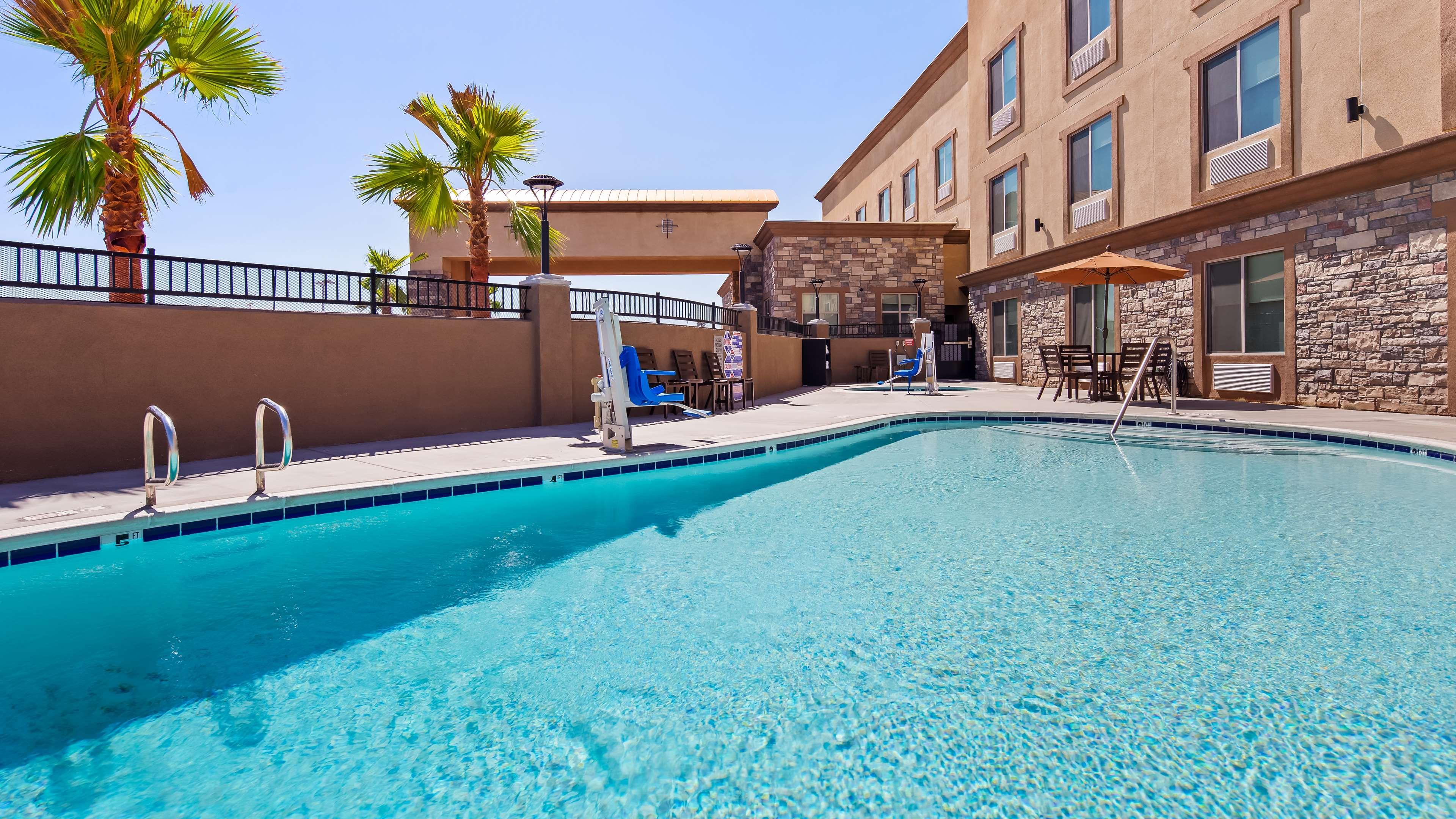 Best Western Plus New Barstow Inn & Suites Екстериор снимка